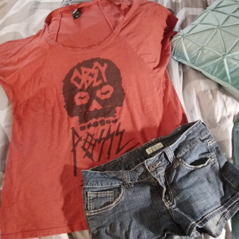 Off the shoulder Obey!